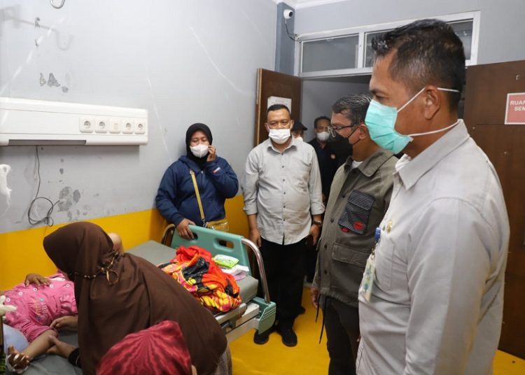 Wakil Bupati Garut, dr. Helmi Budiman, menengok para penyintas kecelakaan juga pelajar dari SDN 1 Mandalasari di RSUD dr. Slamet Garut, Kecamatan Tarogong Kidul, Kabupaten Garut, Selasa (23/8/2022).