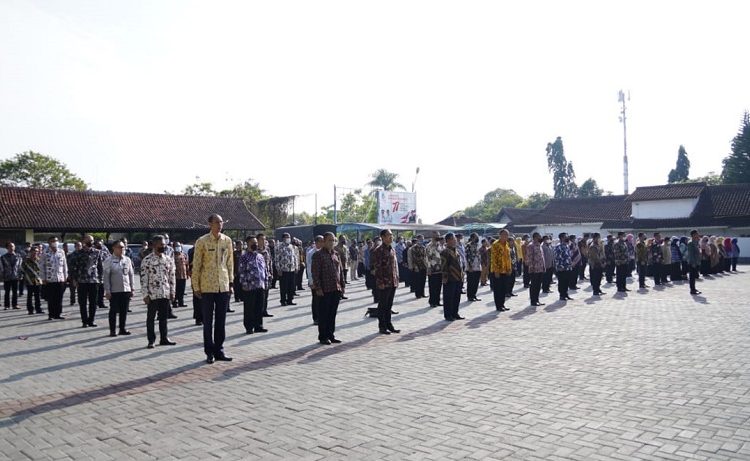 Pelaksanaan Apel Bersama Peserta Asesmen Calon Administrator yang dilaksanakan di Lapangan Setda Garut, Jalan Pembangunan, Kecamatan Tarogong Kidul, Kabupaten Garut, Jum'at (26/8/2022).
