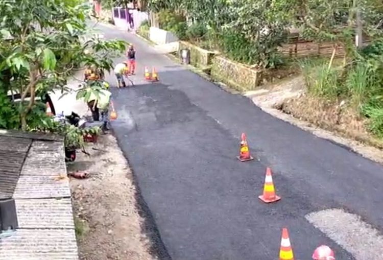Para Pekerja dari PT Hutama Karya HK Sedang melaksanakan pengerjaan penambalan jalan Nasional Nairnggul Cidaun