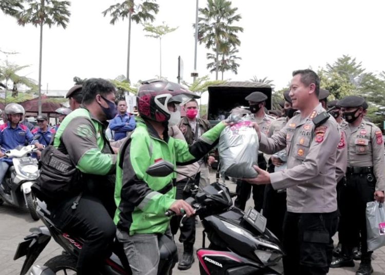 2000 Paket Sembako Dibagikan Polresta Bandung untuk Driver Ojek Online dan Buruh