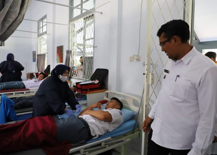 Wakil Bupati Garut, dr. Helmi Budiman melaksanakan monitoring kegiatan donor darah yang digelar oleh Palang Merah Indonesia (PMI) Ranting Kecamatan Tarogong Kidul di SMAN 1 Garut, Jalan Merdeka, Kecamatan Tarogong Kidul, Kabupaten Garut, Rabu (28/9/2022).