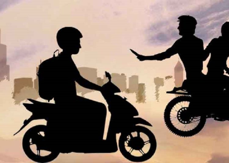 Seorang Pemuda Dibacok dan Motornya Dibawa Kabur Gerombolan Bermotor