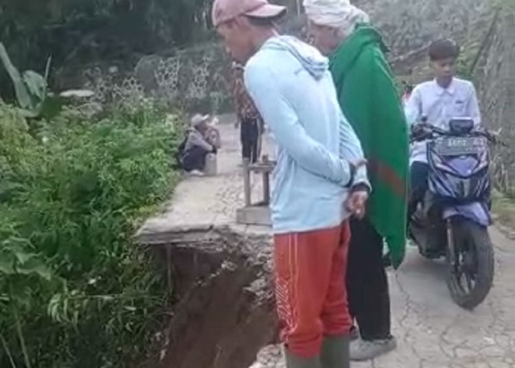 Dam Truk Pengangkut Kerikil Terperosok Kejurang