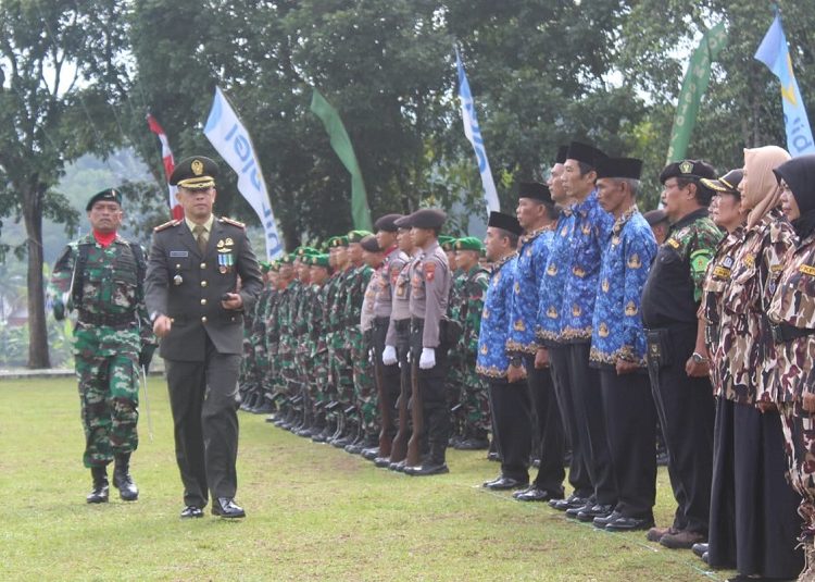 Peringati HUT TNI yang ke-77, Dandim 0610 Gelar Khitanan Masal
