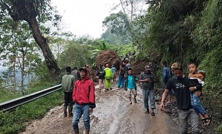 Jalur Jalan Nasional Naringgul Lumpuh Total Akibat Longsor