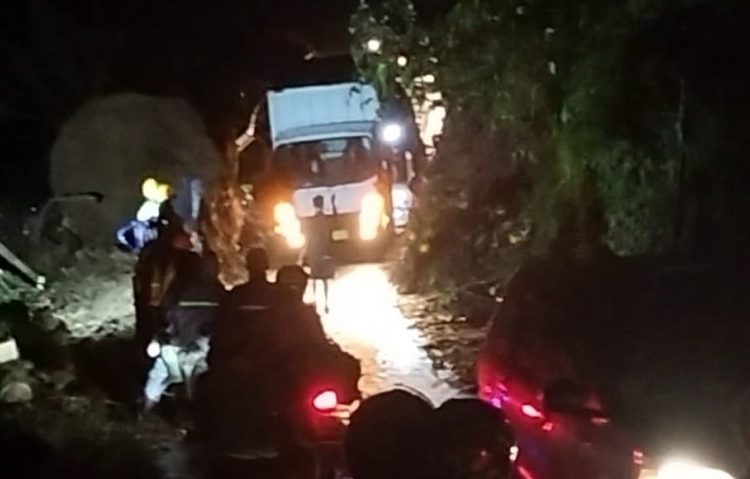 Sebagian Material Longsoran Bisa Dievakuasi, Jalur Jalan Nasional Naringgul Bisa Dilewati Dari Kedua Arah