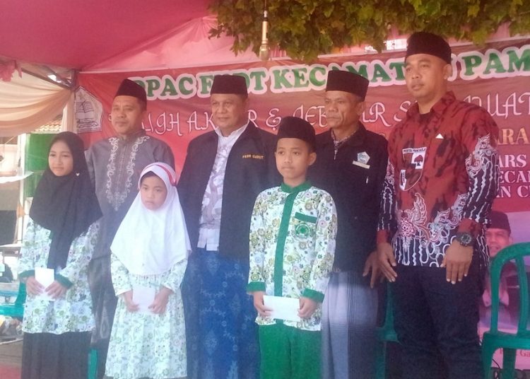 Pelaksanaan santunan anak yatim piatu PAC.PP Pamengpeuk di Alun-alun Pamengpeuk.