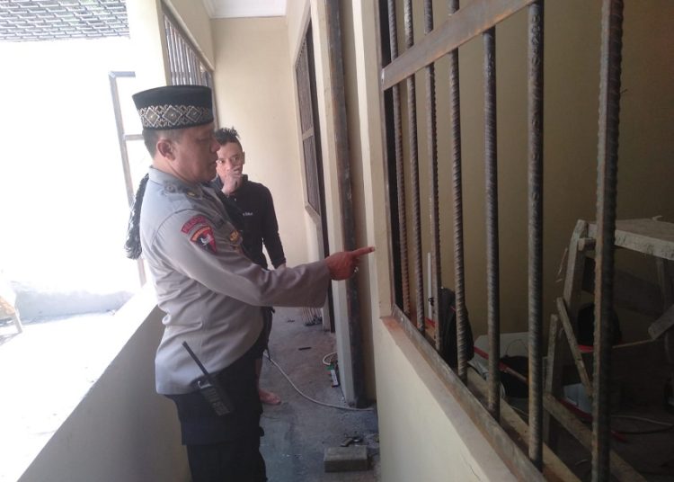 Kapolsek Karangpawitan Monitoring Pembangunan Kantor Polsek