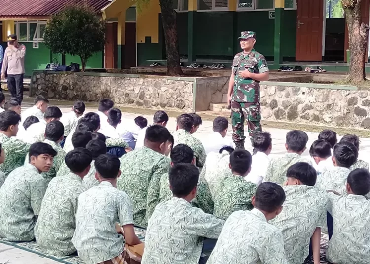 Peltu Aji Memberikan Materi Nilai-nilai dan Pengertian Pancasila