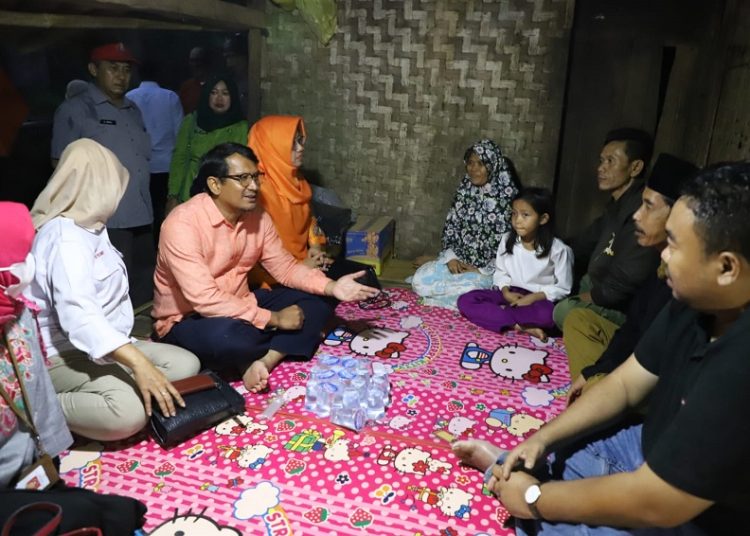 Wakil Bupati Garut, dr. Helmi Budiman, berkunjung ke kediaman keluarga Rohimah yang berlokasi di Kecamatan Limbangan, Kabupaten Garut, Selasa (1/11/2022).