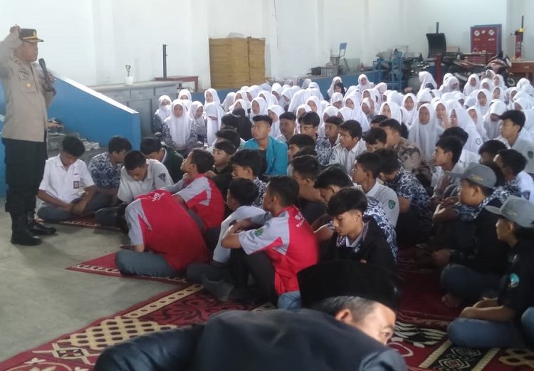 Kapolsek Karangpawitan Berikan Bimbingan BINMAS Pada Siswa/i SMK IT Muhajirin