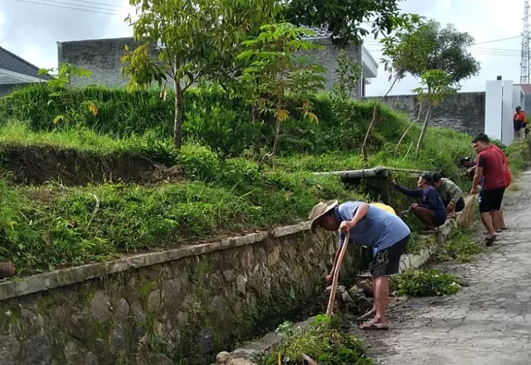 Warga Rw 01 Desa Jatisari laksanakan Jum’at Bersih