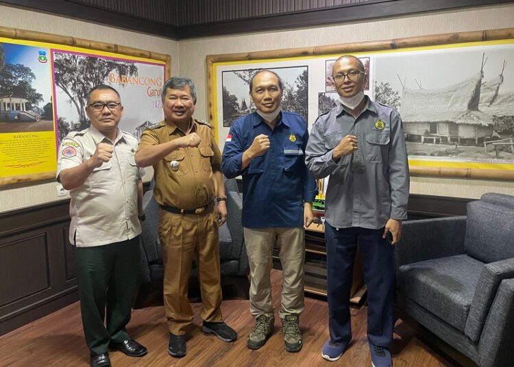 Bupati Garut, Rudy Gunawan menerima kunjungan dari Pusat Vulkanologi dan Mitigasi Bencana Geologi, Badan Geologi, Kementerian Energi Dan Sumber Daya Mineral Republik Indonesia terkait gempa bumi di Kabupaten Garut yang dilaksanakan di Kantor Bupati Garut, Jalan Pembangunan, Kecamatan Tarogong Kidul, Kabupaten Garut, Senin (5/12/2022).