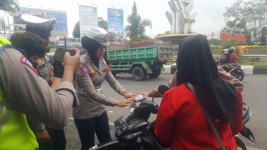 Penempelan stiker pada kendaraan pengguna jalan