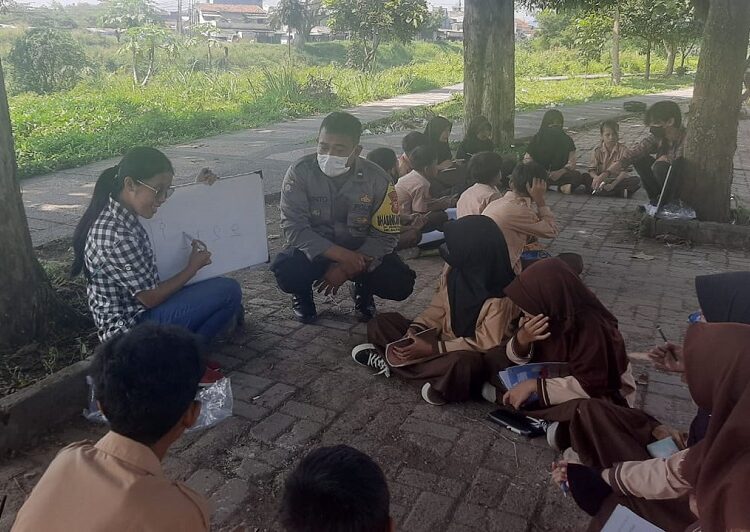 Bhabinkamtibmas Polsek Baleendah Bantu Mengajar Bahasa Inggris Siswa SD di Bantaran Sungai Citarum