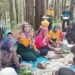 Pengunjung Wisata Alam Gunung Pabeasan Serbu Kuliner Nasi Liwet Jantung Pisang
