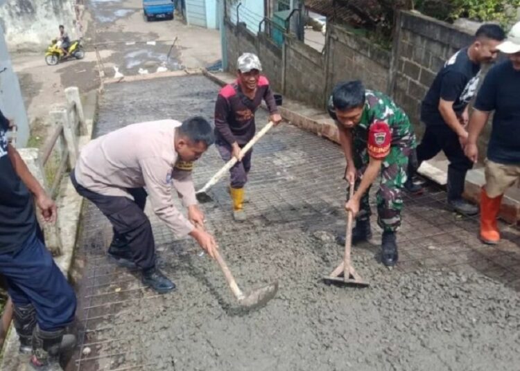 Bripka Irin, Bersama Warga Laksanakan Pengecoran Jalan Pasar Selatan
