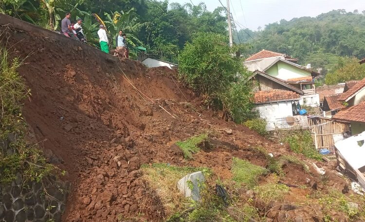 Kades Jatisari, Menunggu Respon Pemkab dan Stakeholder Terkait Penanganan Pergeseran Tanah