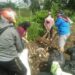 Relawan Forum Cimanggung Bersatu Bareng Tokoh Masyarakat Bersihkan Sampah
