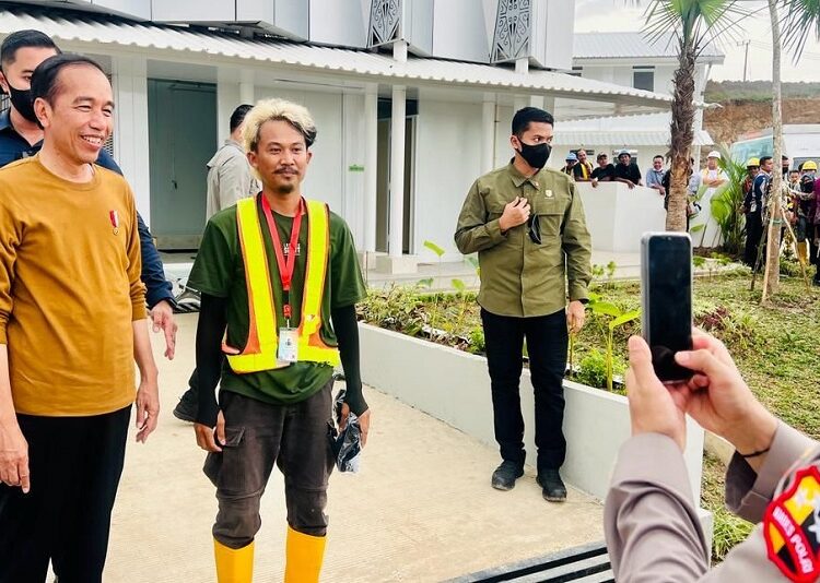 Firman Pekerja Proyek IKN Nangis, Presiden Jokowi Ajak Ngobrol dan Beri Dia Sepeda