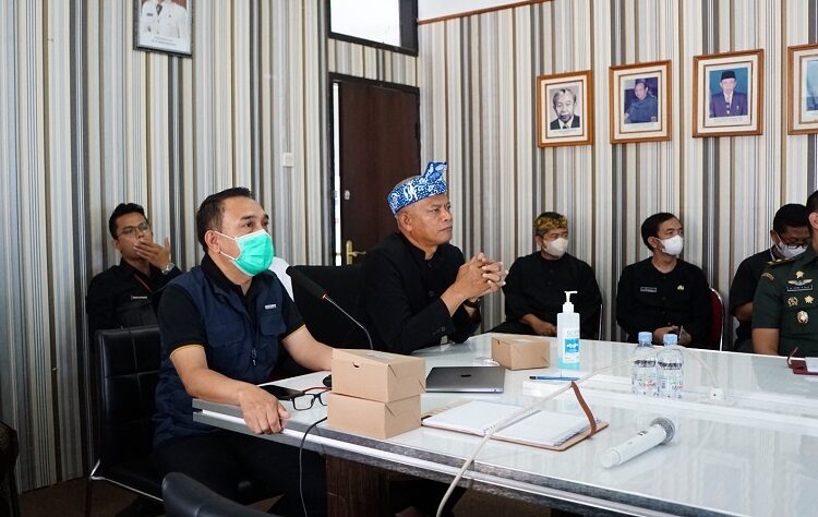 Sekretaris Daerah (Sekda) Garut, Nurdin Yana, memimpin langsung Rapat Koordinasi (Rakor) terkait Kejadian Luar Biasa (KLB) Penyakit Difteri di Kabupaten Garut, yang dilaksanakan di Ruang Rapat Kantor Dinkes Garut, Jalan Proklamasi, Kecamatan Tarogong Kidul, Kabupaten Garut, Kamis (23/2/2023).