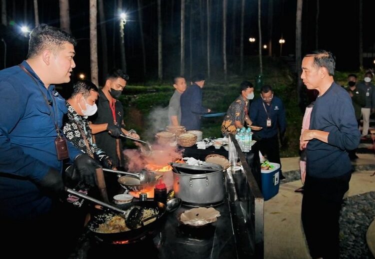 Presiden bersama Para Menteri Makan Nasi Goreng hingga Mi Godog di Tengah Alam IKN