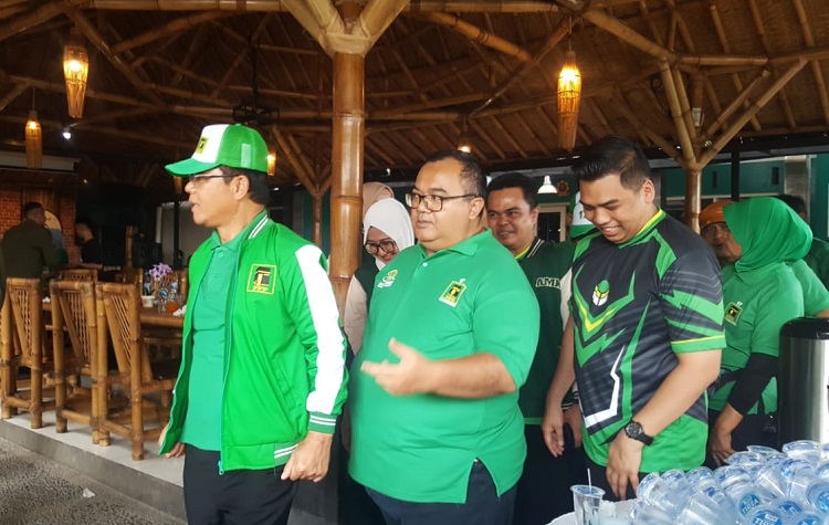 Muhamad Mardiono Ketua umum PPP didamping ketua PPP Jabar Pepep Saeful Hidayat usai menghadiri Jalan Sehat Harlah PPP ke-50 di SOR Keekof, Garut. Minggu (26/2/2023).
