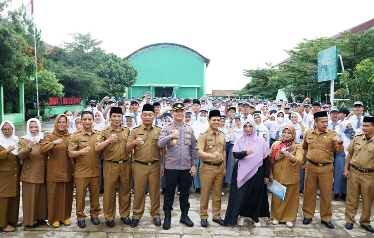 Police Goes To School, Kapolresta dan Bupati Bandung Jadi Inspektur Upacara di SMAN 1 Bojongsoang