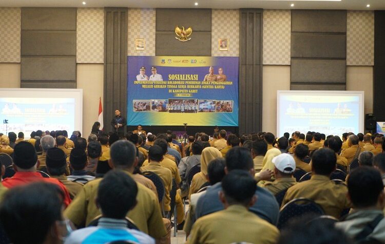 Pelaksanaan Sosialisasi Penempatan dan Perlindungan Tenaga Kerja Indonesia di Luar Negeri melalui Gentra Karya di Kabupaten Garut yang dilaksanakan di Ballroom Hotel Harmoni, Jalan Cipanas Baru, Kecamatan Tarogong Kaler, Kabupaten Garut, Senin (27/2/2023).
