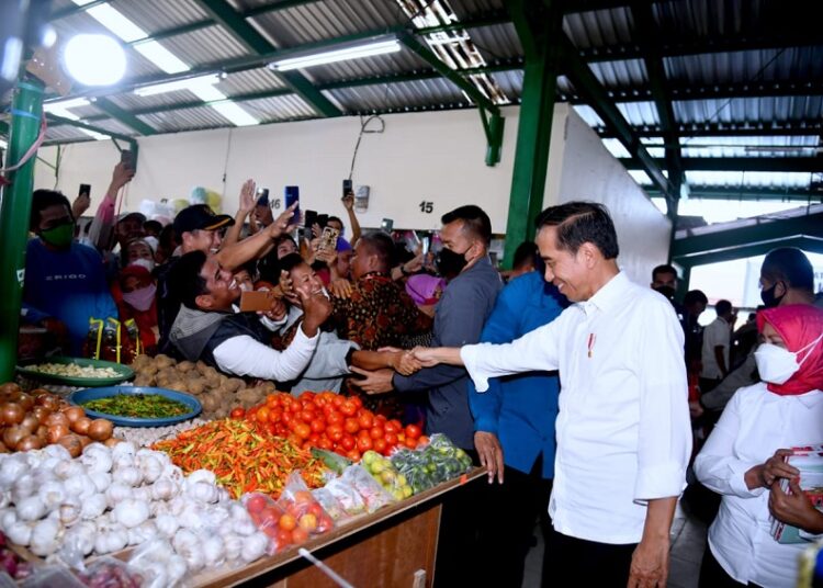 Cek Harga Bahan Pangan, Jokowi & Ibu Iriana Interaksi Langsung Dengan Pedagang