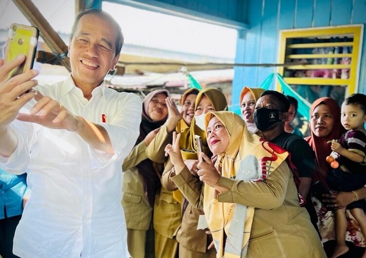 Antusias Nelayan Tanjung Pasir Sambut Presiden Jokowi dan Ibu Iriana