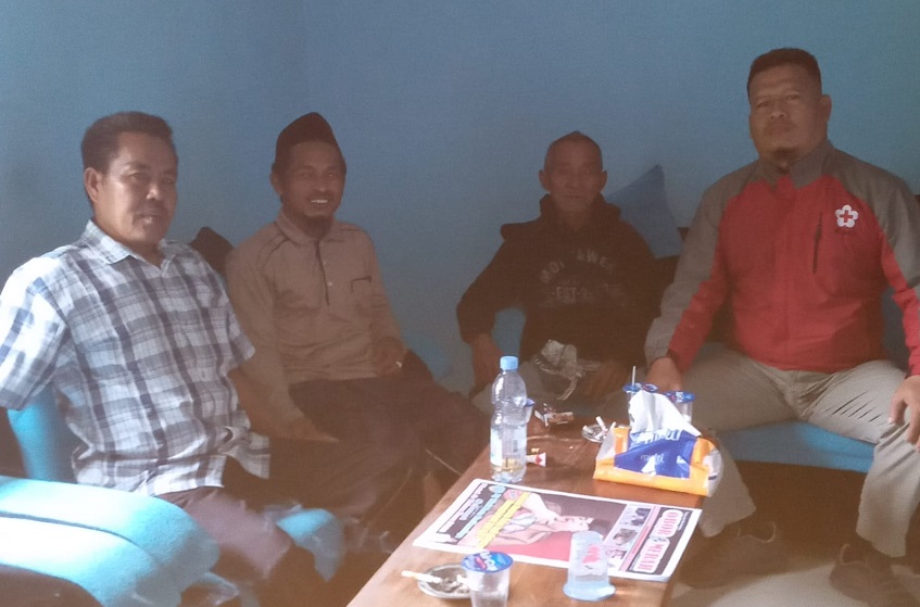  Kades Cigaronggong H.Supardin (baju kotak) bersama ketua panitia pembangunan masjid ustadz Hendrik dan tikoh masyarakat