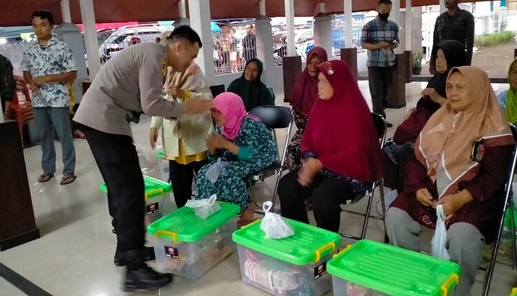 Polres Sumedang Bagikan Ratusan Paket Sembako Bagi Masyarakat Kurang Mampu