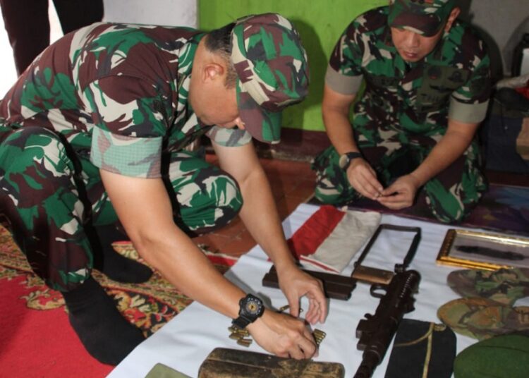 Anak Pensiunan Serahkan Senjata Api Sisa DI/TII Kepada Pihak TNI