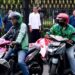 Presiden Jokowi Saksikan Penyerahan Sembako untuk Ojol di Depan Istana