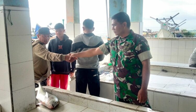 Danramil 1225/Cipatujah Dampingi Nelayan Guna Meningkatkan Kesejahteraan Masyarakat Nelayan