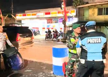 Sinergitas TNI-Polri, Bersama Pengamen Angklung Berjoget Bersama Hibur Para Pemudik