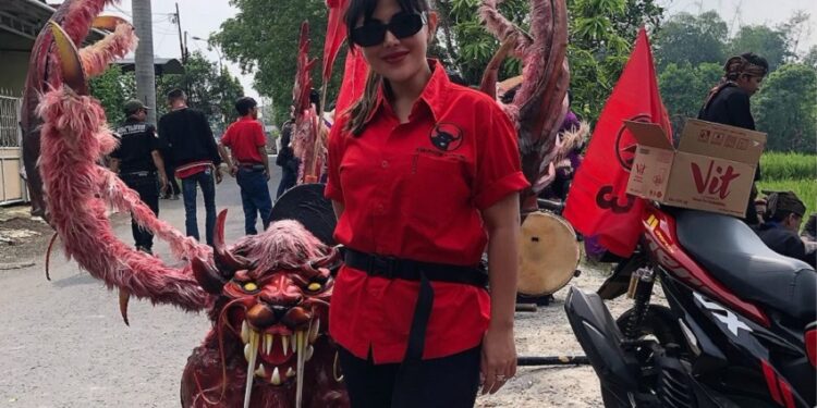Angie Natesha Goenadi, Bacaleg PDIP Mendaftar Ke KPU
