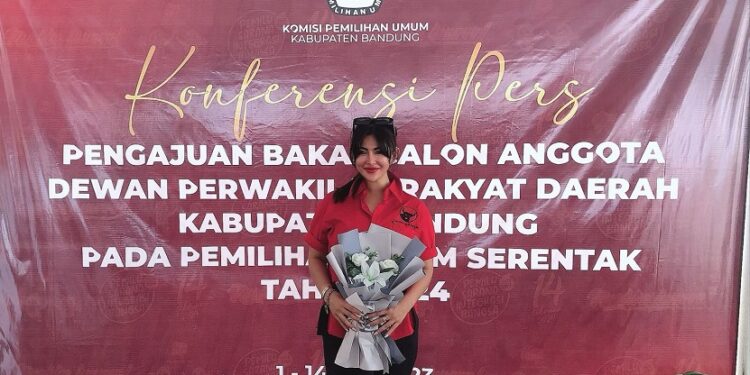 Angie Natesha Goenadi, Bacaleg PDIP Mendaftar Ke KPU