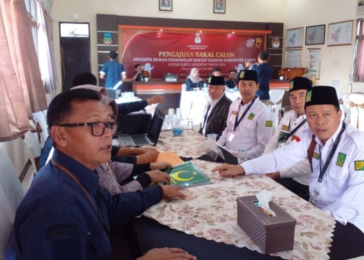 Ketua DPC. PBB Garut Ustadz Hudan didampingi pengurus, saat mendaftarkan bacaleg ke KPUD. Sabtu (13/5/2023).