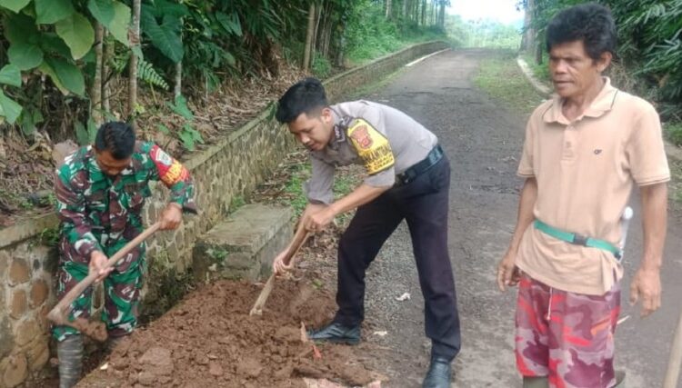 Sinergitas TNI-Polri Bersama Warga Cisarua Bersihkan Drainase TKP Pergeseran Tanah