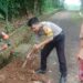 Sinergitas TNI-Polri Bersama Warga Cisarua Bersihkan Drainase TKP Pergeseran Tanah