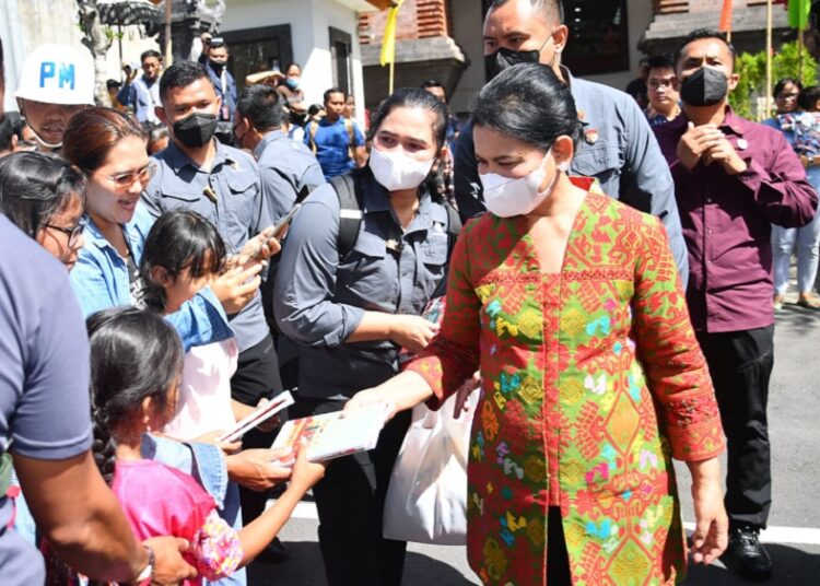 Ibu Iriana Sapa Warga dan Beli Sejumlah Produk Lokal Di Pasar Sukawati