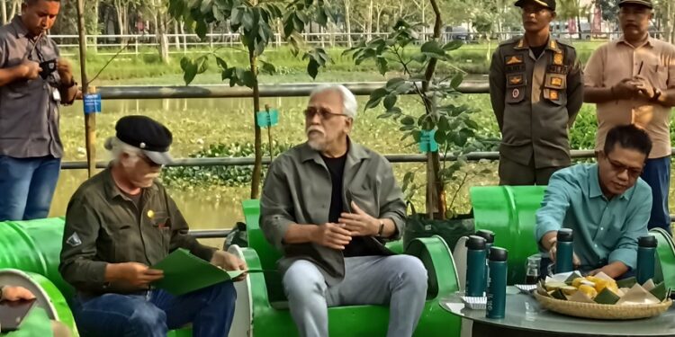 Iwan Fals Tanam Pohon Manglid di Area Halaman Si Jalak Harupat