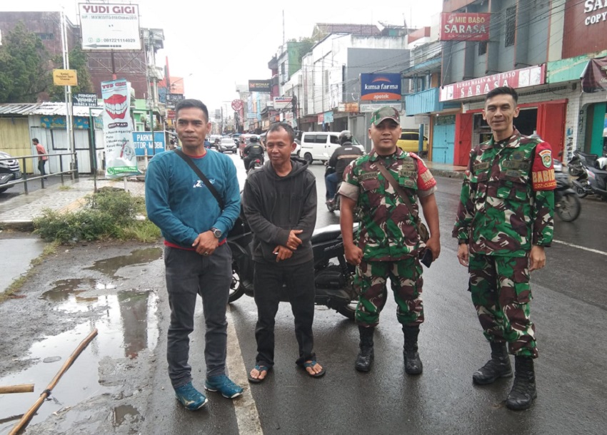 Lurah Ciwalen Cecep, Babinsa, Babinkamtibmas, UPT PUPR Garut Kota bersama warga lakukan pembersihan Drainase di RW 14.