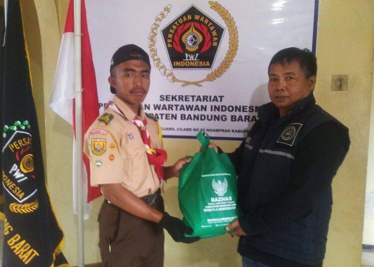 PWI KBB Bersama Baznas Salurkan Paket Sembako Ke Ponpes Yatim Piatu dan Dhuafa