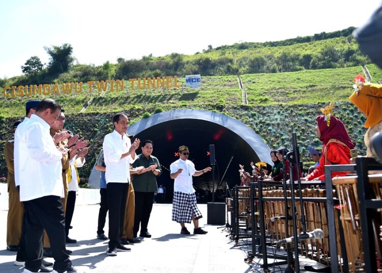 Rampak Angklung Pelajar Turut Sambut Presiden Jokowi di Tol Cisumdawu