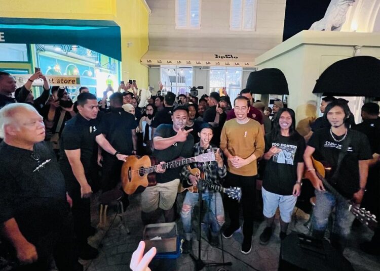 Malam Hari di Bandung, Presiden Kunjungi Toko UMKM hingga Nikmati Musik Akustik