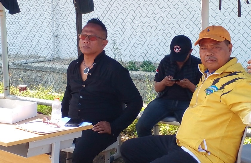 Manager U-16 Persigar Endang Ilen (kiri)