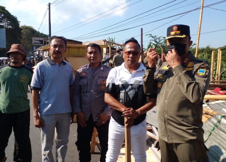 Kasatpol PP Basuki Eko, Kepala UPT.SOR Kerkhof Endang Ilen (kaos hitam putih) dan H.Rohmat Kepala Desa Haurpanggung (pakai kaos abu)